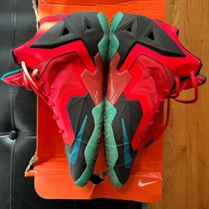 Lebron XI size 6.5 (GS) women 8